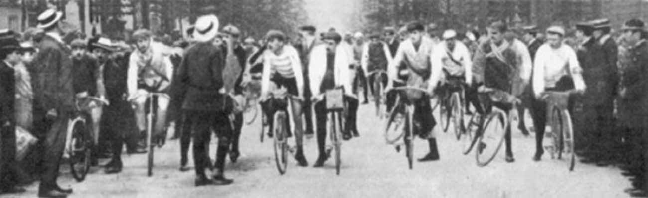 The riders get ready to start. Note that what constitutes effective cycle clothing hadn’t been settled.