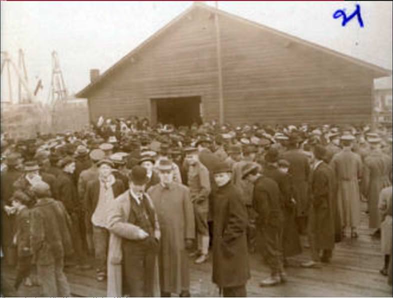 A group of men during the construction of the Vancouver Railroad Bridge, 1907