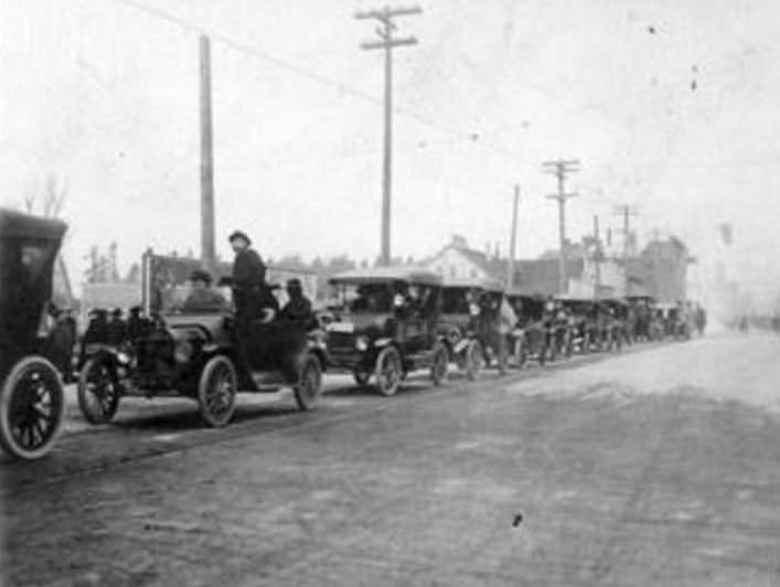 Automobiles Waiting for Interstate Bridge Opening, 1917