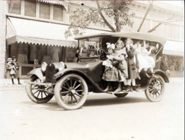 A car drives in a parade as it passes 8th and Main Street in Vancouver, 1917