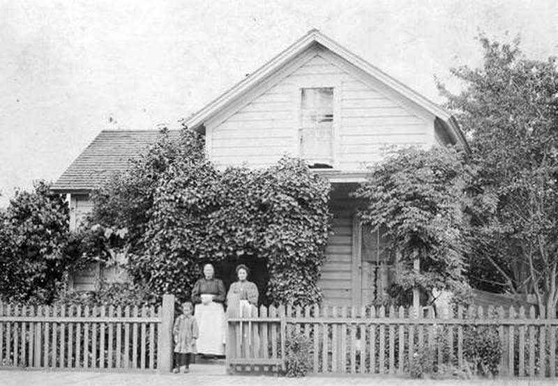Grandma Burgy with Viola Burgy Sharp and her mother at Henry Burgy's house on 12th and Washington St. across from the Catholic church, 1900s