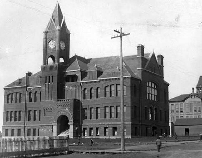 Relief of the Buckskin Brigade featured on the court house in Vancouver, 1940s