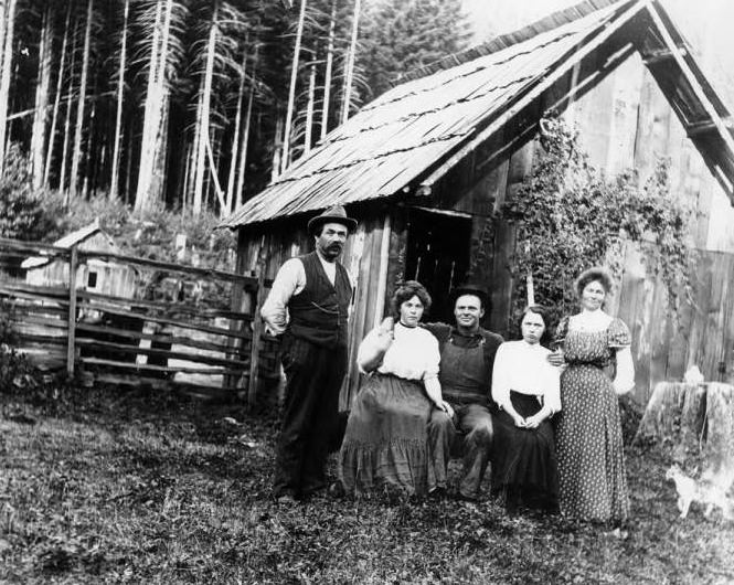 Fredrickson Family with Ole Peterson, 1918