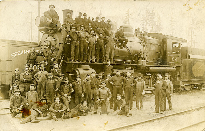 Spokane, Portland & Seattle Ry. roundhouse crew with locomotive 104, Vancouver, 1912