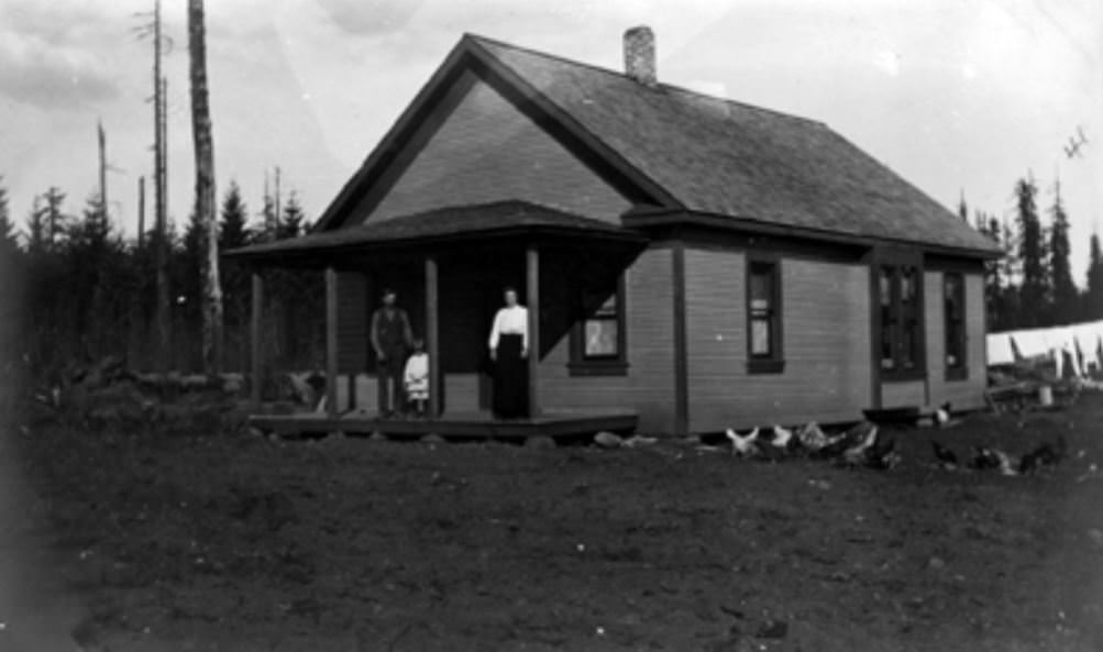 The Lindley family stands outside the G.W. Lindley home in Vancouver, Washington, 1900s