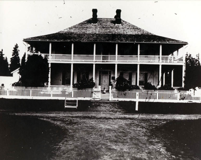 A view of the exterior of the Grant House in Vancouver, 1900s