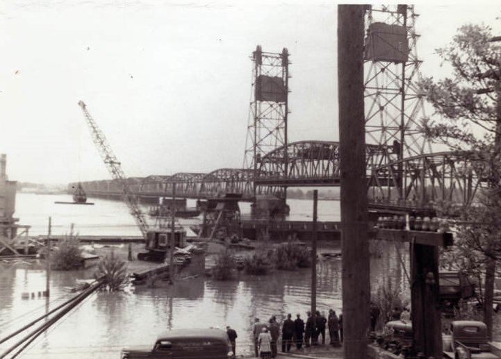 Single span of the Interstate Bridge in 1948.