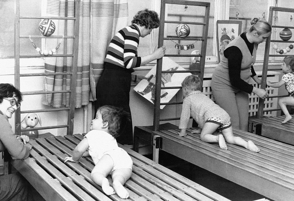 Mothers learn exercises to promote their children's motor skills, 1918