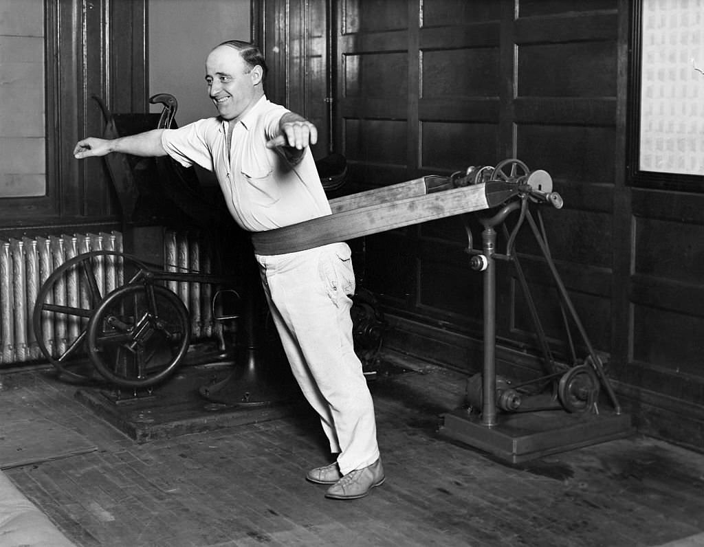 Business and professional men of Chicago have adopted a mechanical machine similar to that used by President Coolidge in daily exercise.