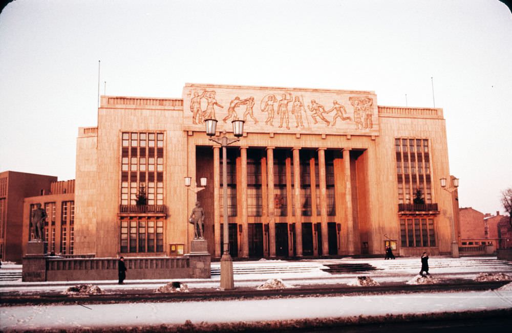 This is the Haus des Sports, on Stalinallee (now Karl-Marxallee) built for the World Festival of Youth and Students in 1951 and demolished in 1971.