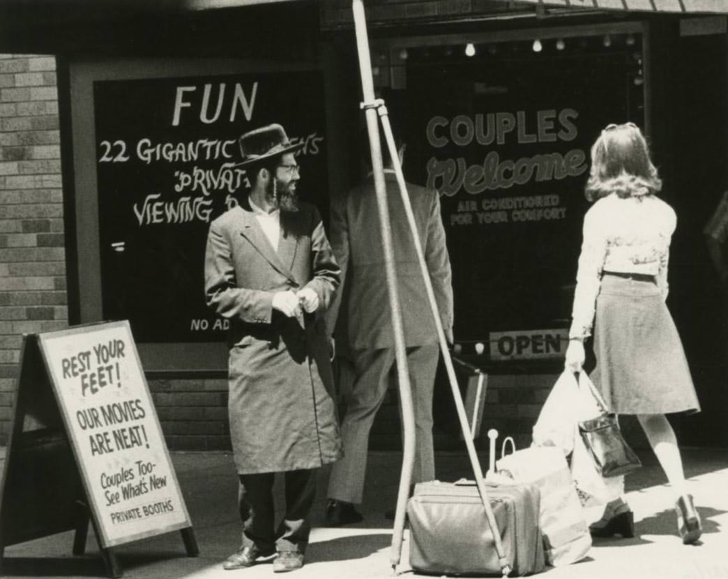 Selling Sex in New York City: Advertisements of Clubs, Peep Shows and Cheap Thrills on 42nd Street, 1970s and 1980s