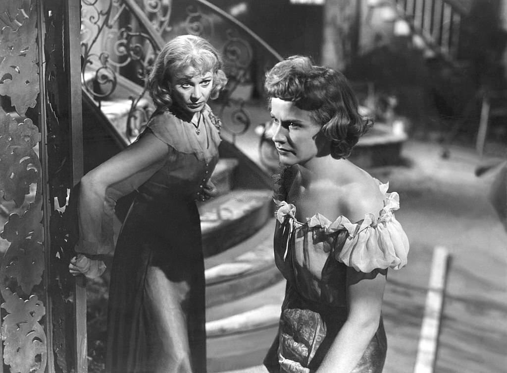 Vivien Leigh and American actress Kim Hunter on the set of 'A Streetcar Named Desire'