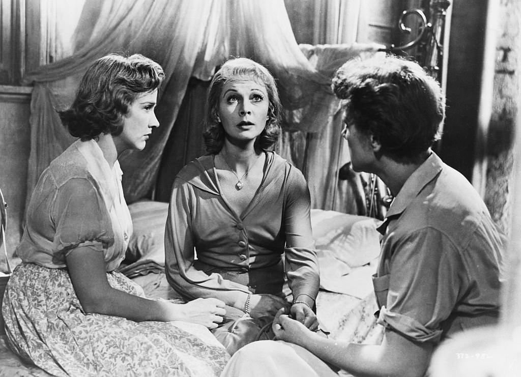 Kim Hunter as Stella Kowalski, Vivien Leigh as Blanche Dubois and Peg Hillias as Eunice in the 1951 film A Streetcar Named Desire.
