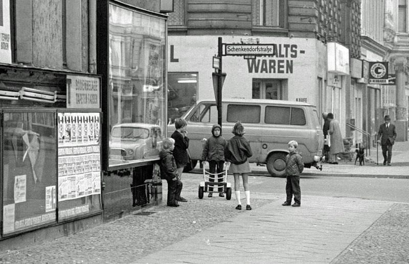 Fascinating Photos Showed Life in Berlin in 1970 by German photographer Heinrich Klaffs