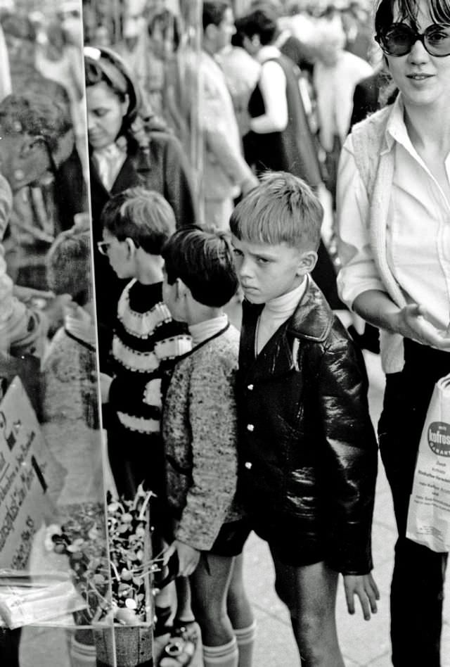 Fascinating Photos Showed Life in Berlin in 1970 by German photographer Heinrich Klaffs