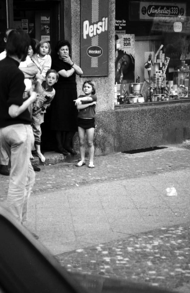 Fascinating Photos Showed Life in Berlin in 1970 by German photographer Heinrich Klaffs