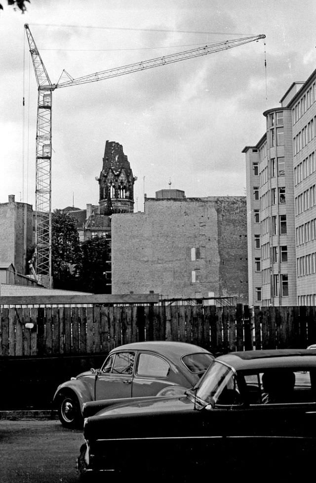 Fascinating Photos Showed Life in Berlin in 1970 by German photographer Heinrich Klaffs