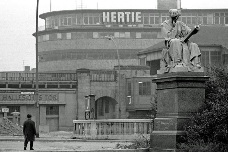 Fascinating Photos Showed Life in Berlin in 1970 by German photographer Heinrich Klaffs