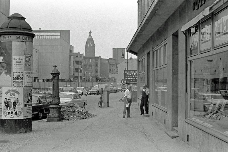 Fascinating Photos Showed Life in Berlin in 1970 by German photographer Heinrich Klaffs