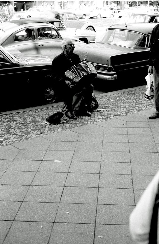 Fascinating Photos Showed Life in Berlin in 1970 by German photographer Heinrich Klaffs