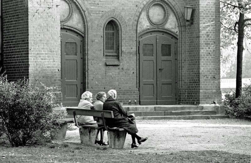 Fascinating Photos Showed Life in Berlin in 1970 by German photographer Heinrich Klaffs