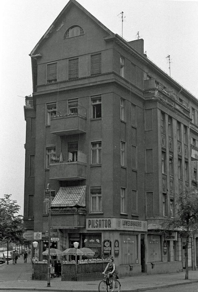 Fascinating Photos Showed Life in Berlin in 1970 by German photographer Heinrich Klaffs