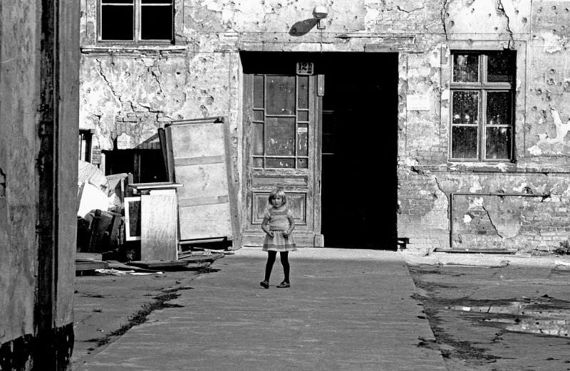 Fascinating Photos Showed Life in Berlin in 1970 by German photographer Heinrich Klaffs