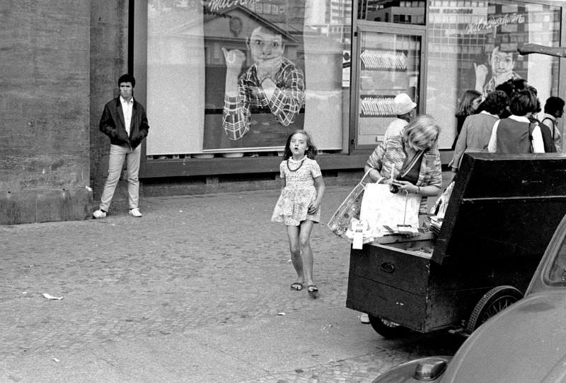 Fascinating Photos Showed Life in Berlin in 1970 by German photographer Heinrich Klaffs