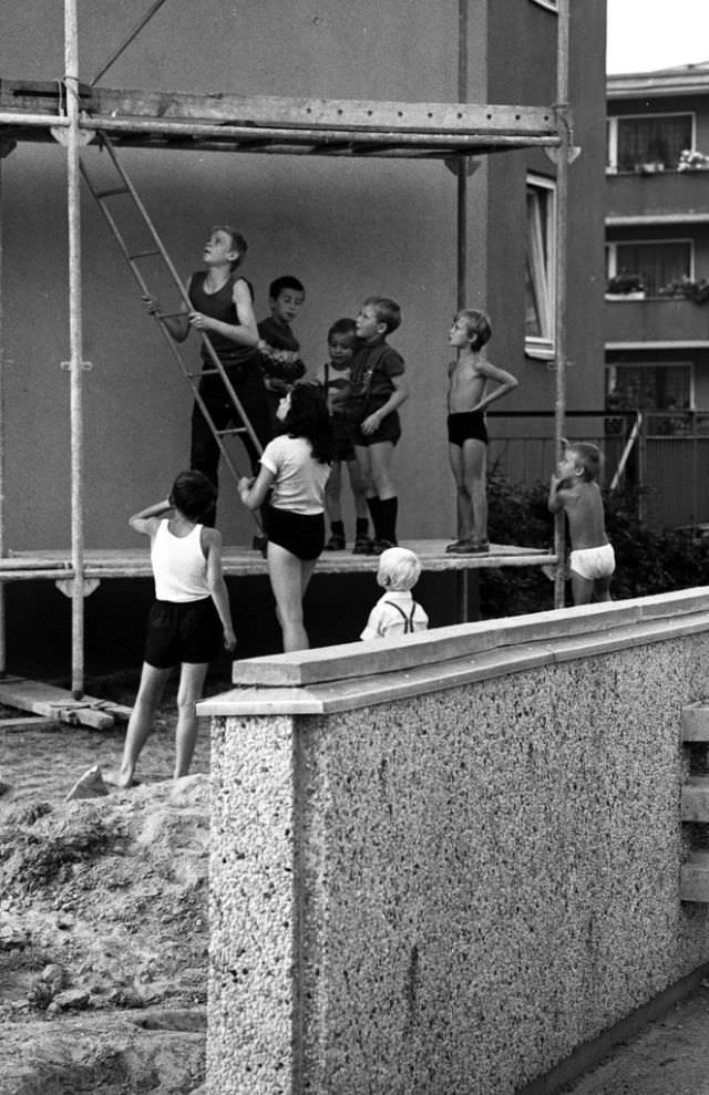 Fascinating Photos Showed Life in Berlin in 1970 by German photographer Heinrich Klaffs