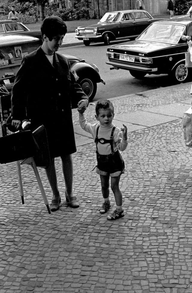 Fascinating Photos Showed Life in Berlin in 1970 by German photographer Heinrich Klaffs