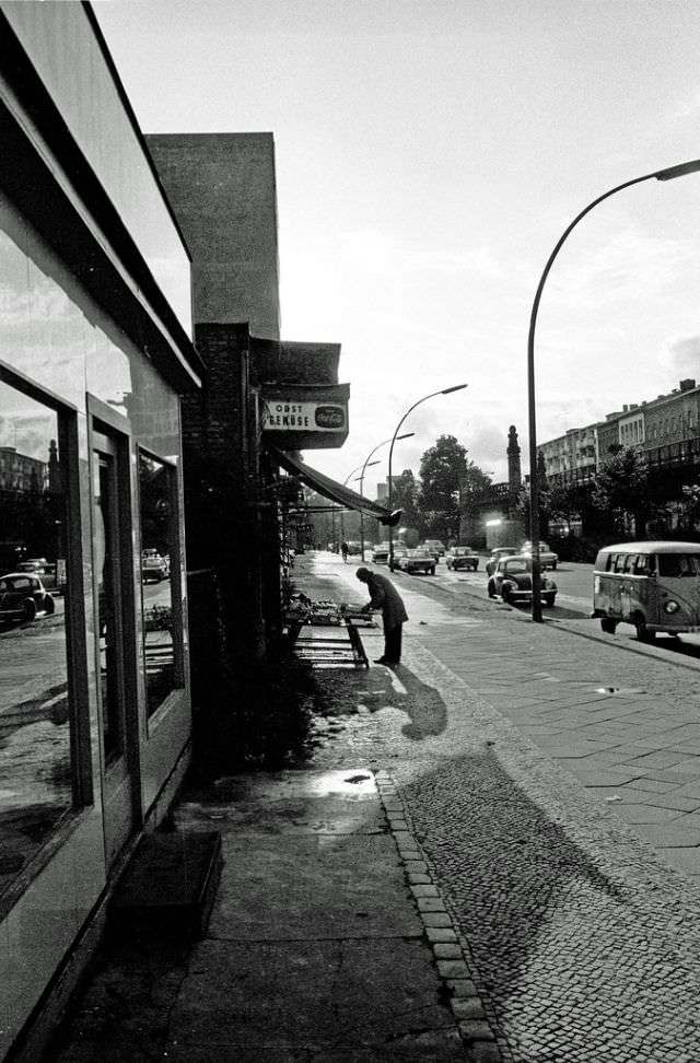 Fascinating Photos Showed Life in Berlin in 1970 by German photographer Heinrich Klaffs
