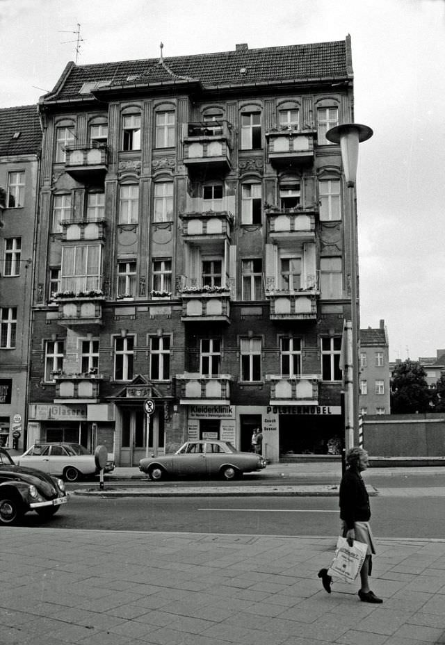 Fascinating Photos Showed Life in Berlin in 1970 by German photographer Heinrich Klaffs