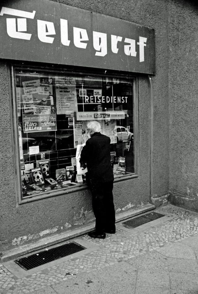 Fascinating Photos Showed Life in Berlin in 1970 by German photographer Heinrich Klaffs