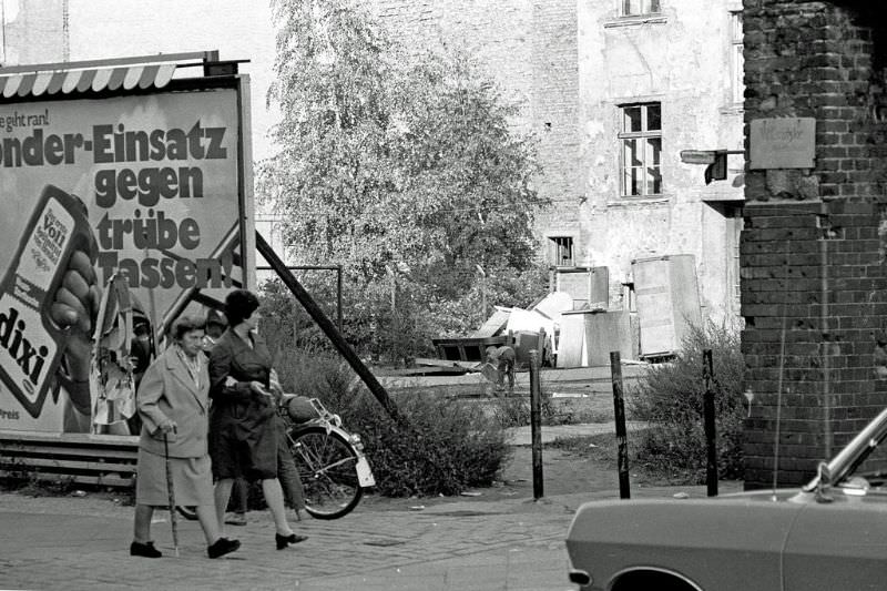 Fascinating Photos Showed Life in Berlin in 1970 by German photographer Heinrich Klaffs