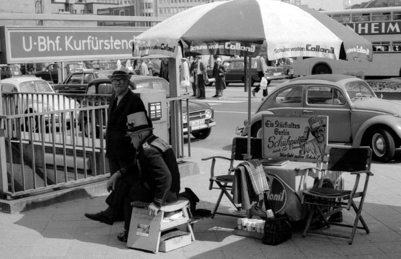 Fascinating Photos Showed Life in Berlin in 1970 by German photographer Heinrich Klaffs