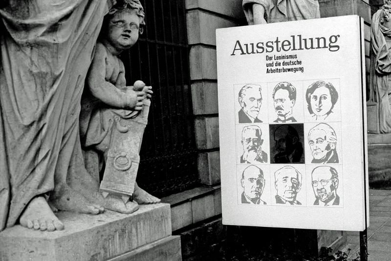 Fascinating Photos Showed Life in Berlin in 1970 by German photographer Heinrich Klaffs