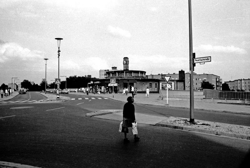 Fascinating Photos Showed Life in Berlin in 1970 by German photographer Heinrich Klaffs