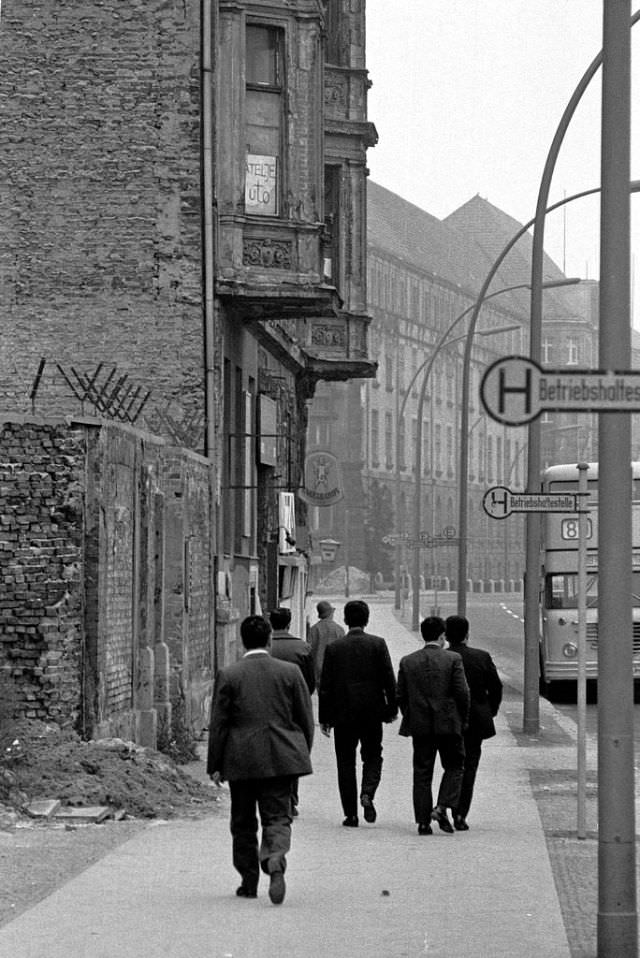 Fascinating Photos Showed Life in Berlin in 1970 by German photographer Heinrich Klaffs