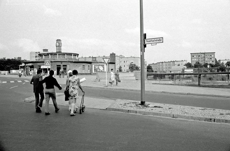 Fascinating Photos Showed Life in Berlin in 1970 by German photographer Heinrich Klaffs