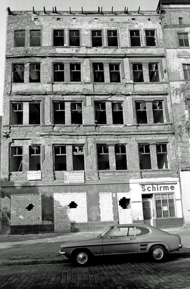 Fascinating Photos Showed Life in Berlin in 1970 by German photographer Heinrich Klaffs