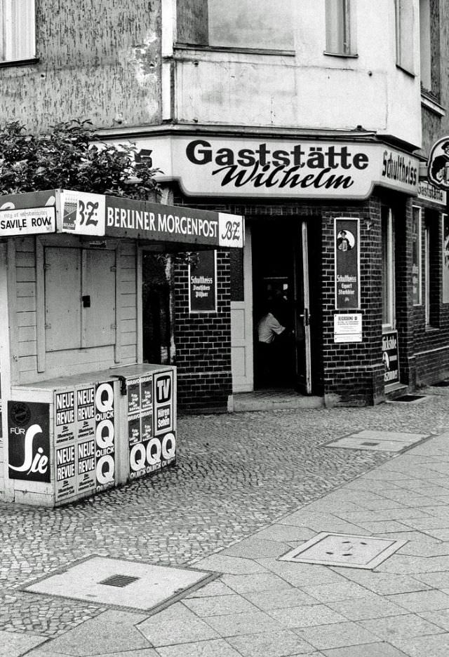 Fascinating Photos Showed Life in Berlin in 1970 by German photographer Heinrich Klaffs