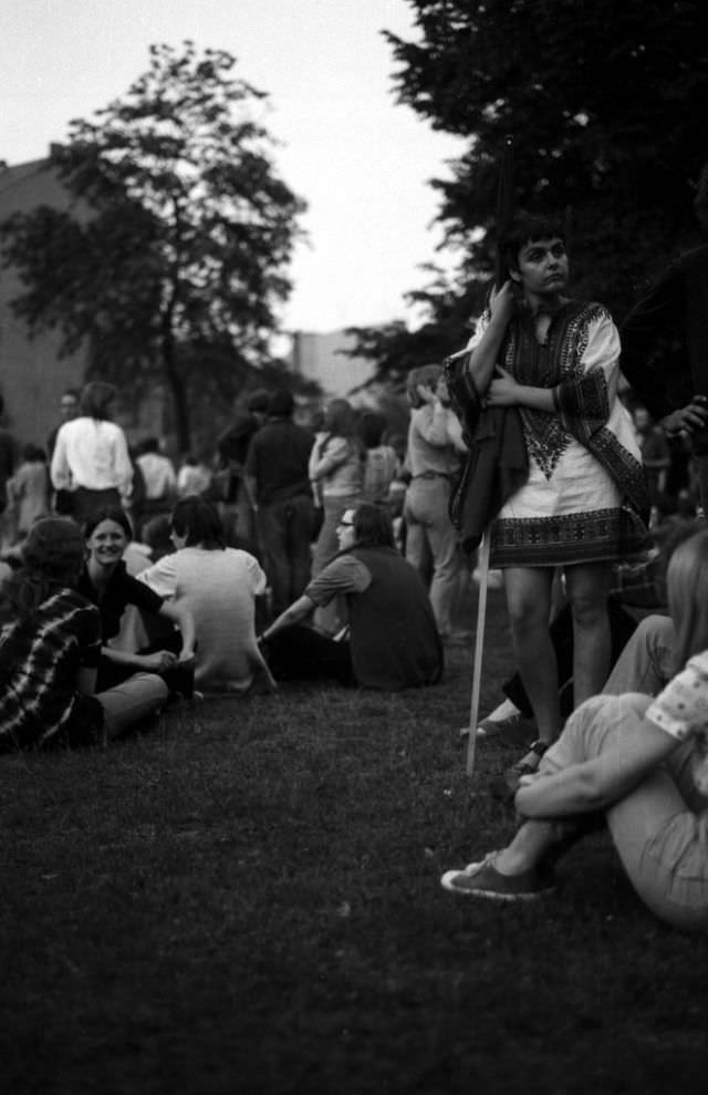 Fascinating Photos Showed Life in Berlin in 1970 by German photographer Heinrich Klaffs