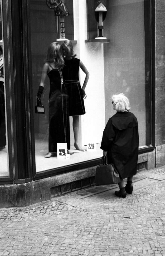 Fascinating Photos Showed Life in Berlin in 1970 by German photographer Heinrich Klaffs