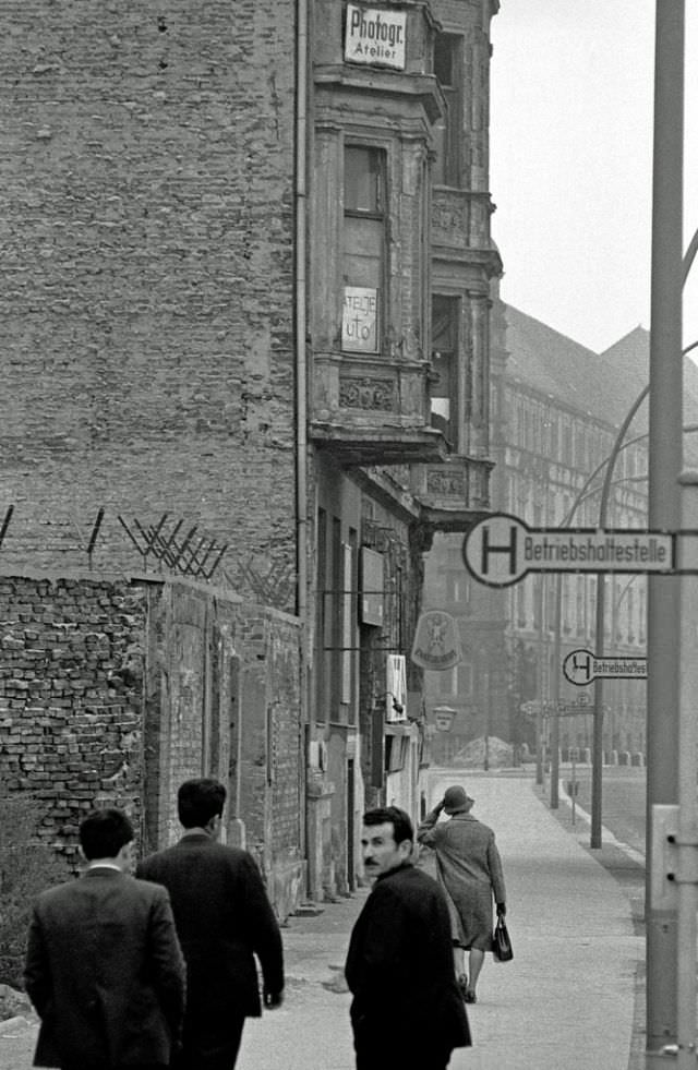 Fascinating Photos Showed Life in Berlin in 1970 by German photographer Heinrich Klaffs