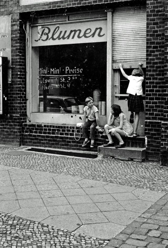 Fascinating Photos Showed Life in Berlin in 1970 by German photographer Heinrich Klaffs