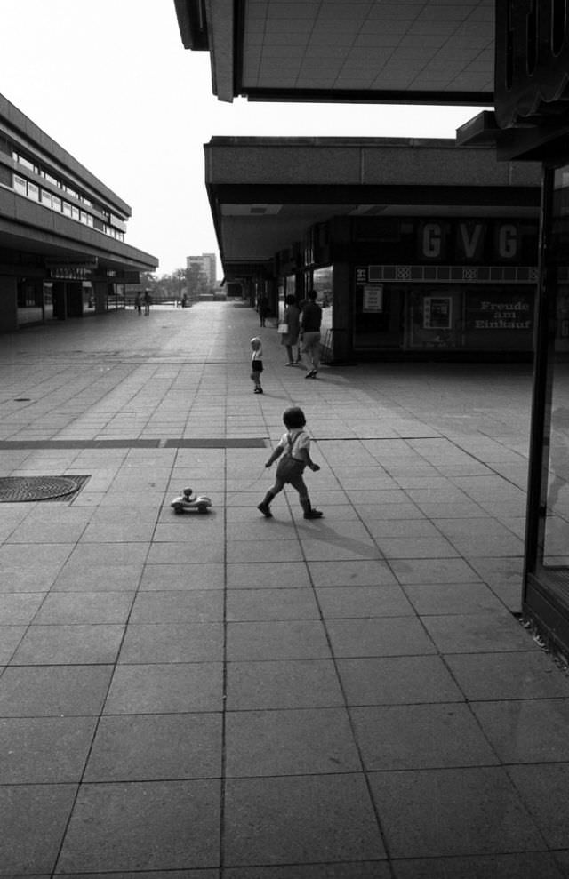 Fascinating Photos Showed Life in Berlin in 1970 by German photographer Heinrich Klaffs