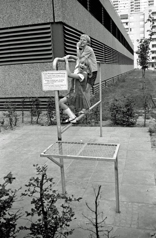 Fascinating Photos Showed Life in Berlin in 1970 by German photographer Heinrich Klaffs