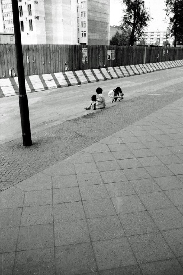 Fascinating Photos Showed Life in Berlin in 1970 by German photographer Heinrich Klaffs