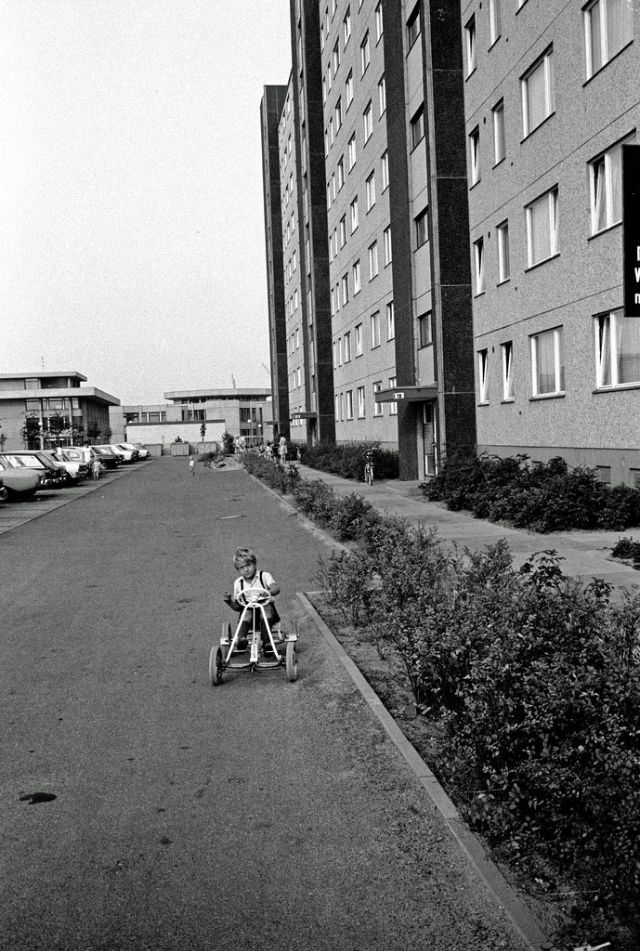 Fascinating Photos Showed Life in Berlin in 1970 by German photographer Heinrich Klaffs