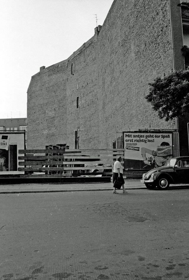 Fascinating Photos Showed Life in Berlin in 1970 by German photographer Heinrich Klaffs